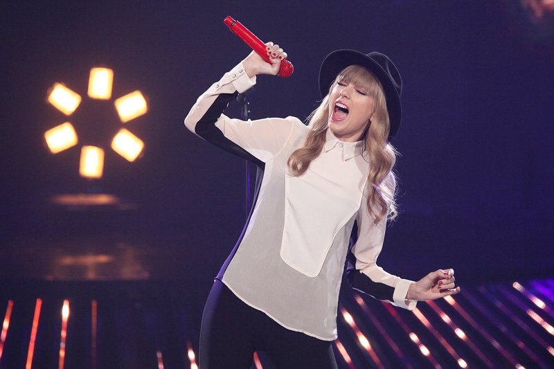 Taylor Swift at The X Factor USA — photo 17