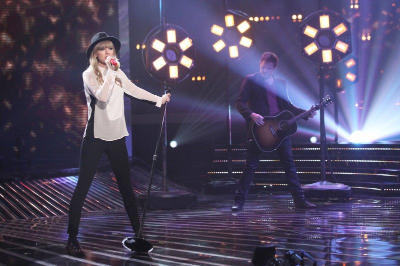 Taylor Swift at The X Factor USA — photo 19