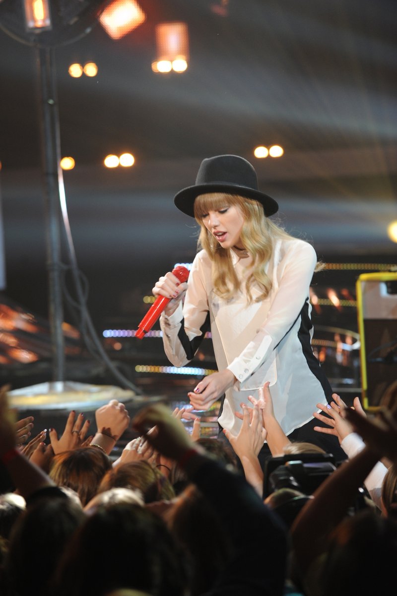 Taylor Swift at The X Factor USA — photo 23