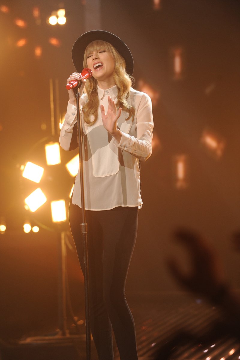 Taylor Swift at The X Factor USA — photo 40