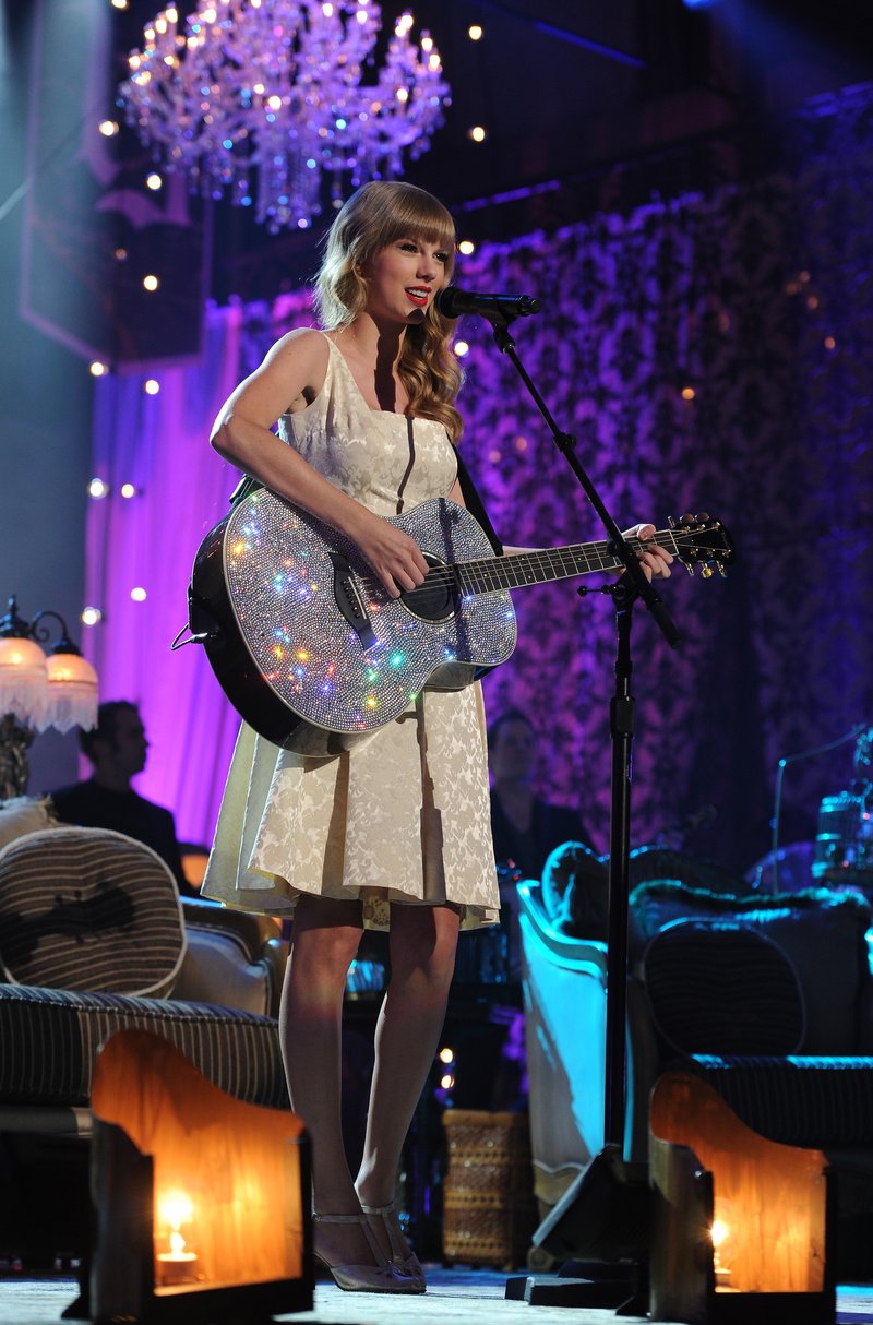 Taylor Swift at VH1 Storytellers — photo 4