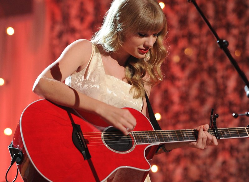 Taylor Swift at VH1 Storytellers — photo 5