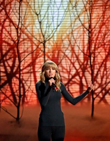 Taylor Swift at X Factor UK — photo 20