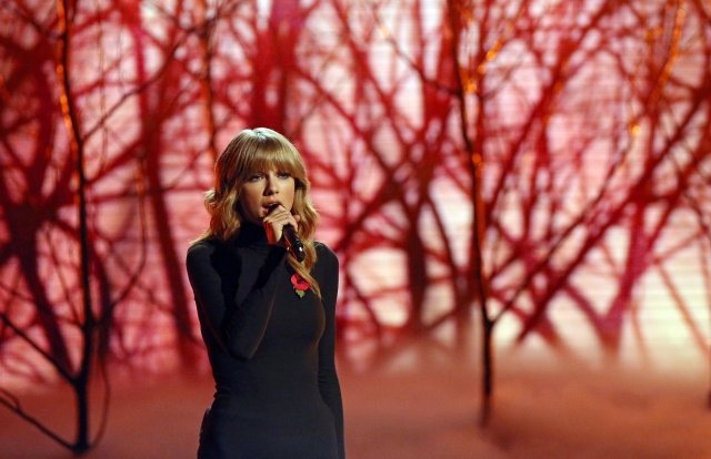 Taylor Swift at X Factor UK — photo 24