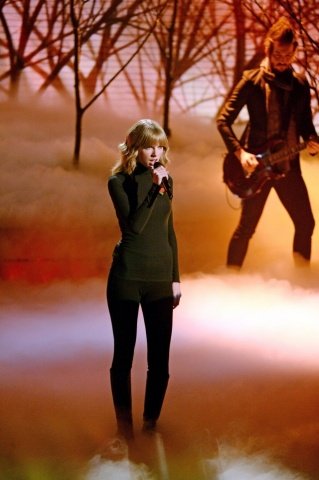Taylor Swift at X Factor UK — photo 31