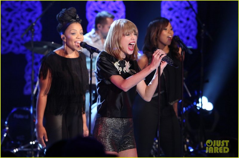 Taylor Swift at The Ellen Degeneres Show — photo 9