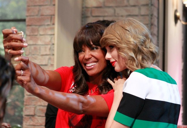Taylor Swift at The Talk — photo 4