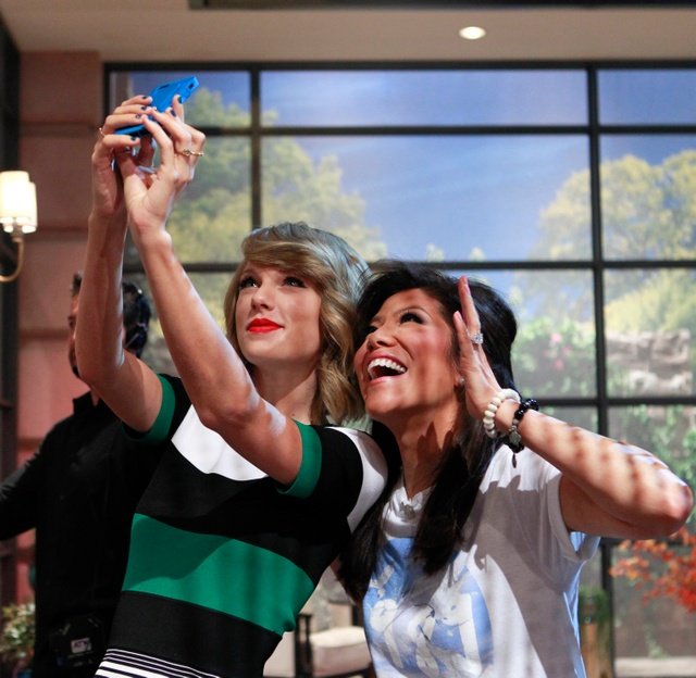 Taylor Swift at The Talk — photo 6