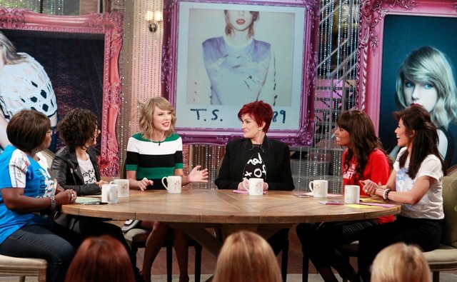 Taylor Swift at The Talk — photo 9