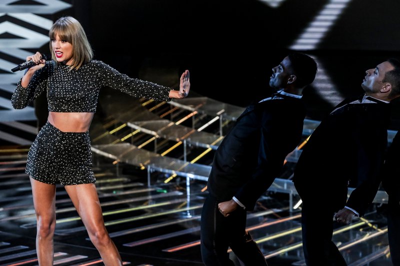 Taylor Swift at The X Factor UK — photo 7