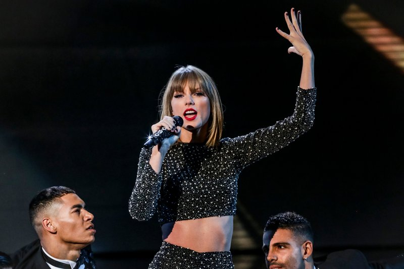 Taylor Swift at The X Factor UK — photo 8