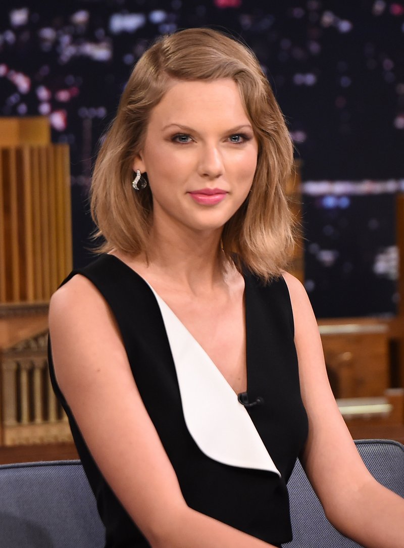 Taylor Swift at The Tonight Show Starring Jimmy Fallon (February 17, 2015) — photo 7