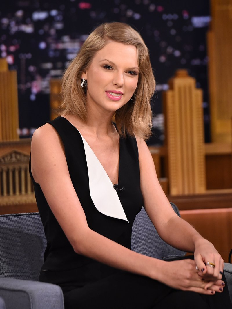 Taylor Swift at The Tonight Show Starring Jimmy Fallon (February 17, 2015) — photo 8
