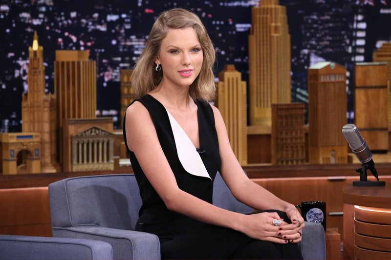 Taylor Swift at The Tonight Show Starring Jimmy Fallon (February 17, 2015) — photo 20