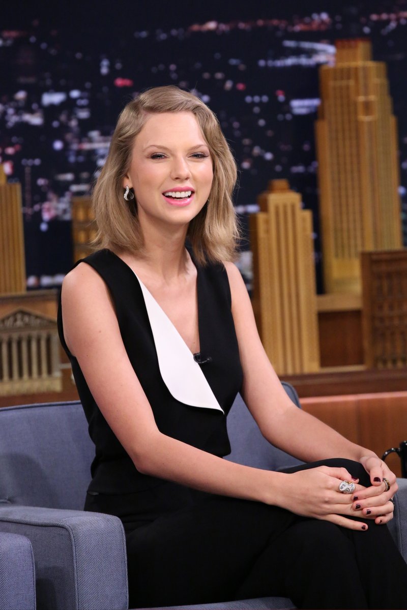 Taylor Swift at The Tonight Show Starring Jimmy Fallon (February 17, 2015) — photo 22