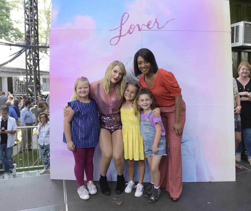 Taylor Swift at Good Morning America — photo 49