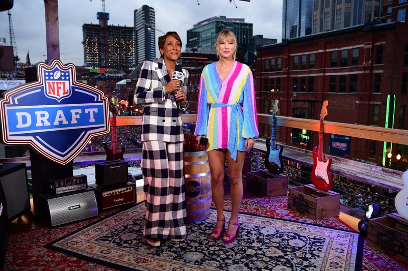 Taylor Swift at 2019 NFL Draft — photo 4