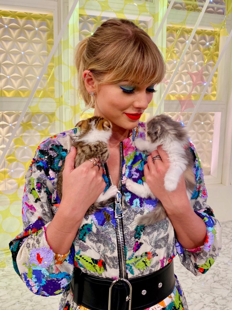 Taylor Swift at Sukkiri — photo 2