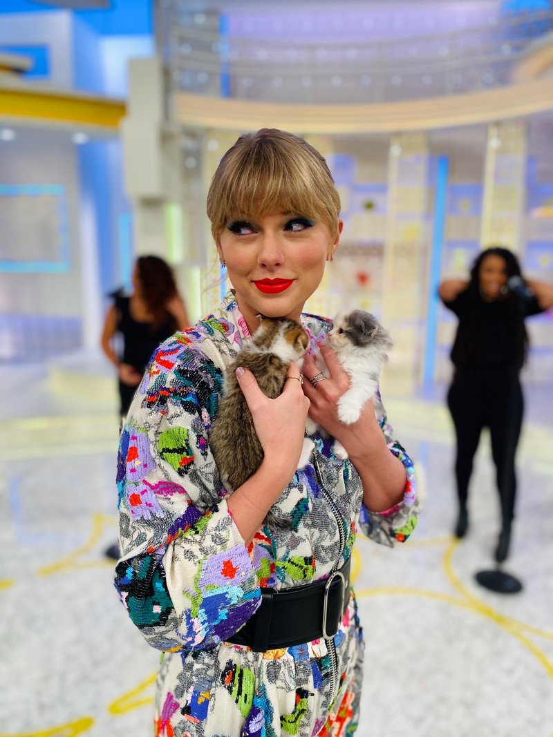 Taylor Swift at Sukkiri — photo 3