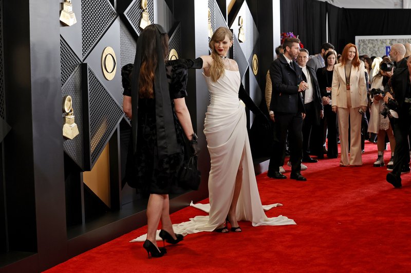 Taylor Swift at 66th GRAMMY Awards — photo 20