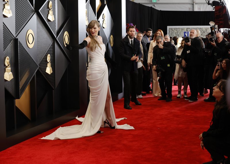 Taylor Swift at 66th GRAMMY Awards — photo 24