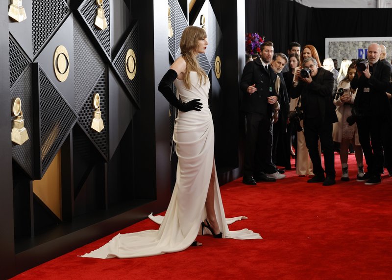 Taylor Swift at 66th GRAMMY Awards — photo 25
