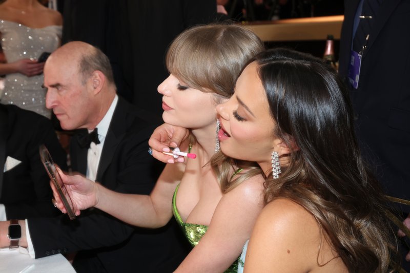 Taylor Swift at 81st Annual Golden Globe Awards — photo 29