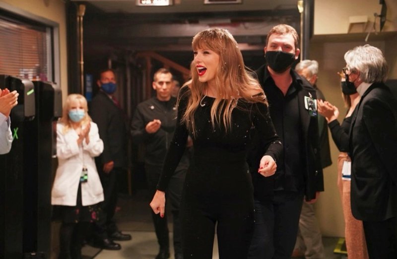 Taylor Swift at Saturday Night Live — photo 9