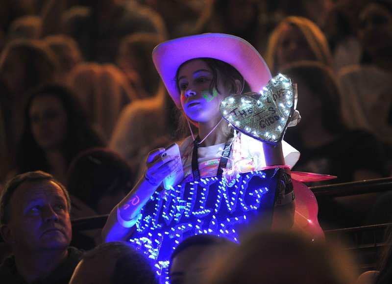Taylor Swift — June 24 - Manchester, England — photo 3