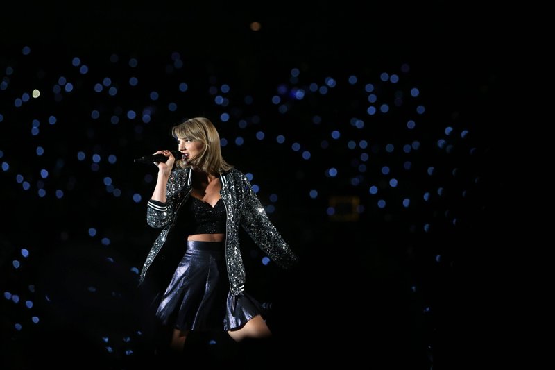 Taylor Swift — October 31 - Tampa, Florida — photo 2