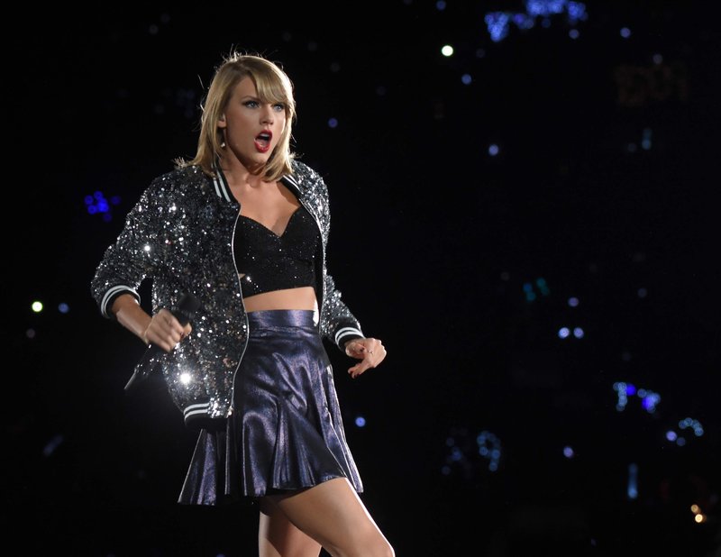 Taylor Swift — October 31 - Tampa, Florida — photo 19