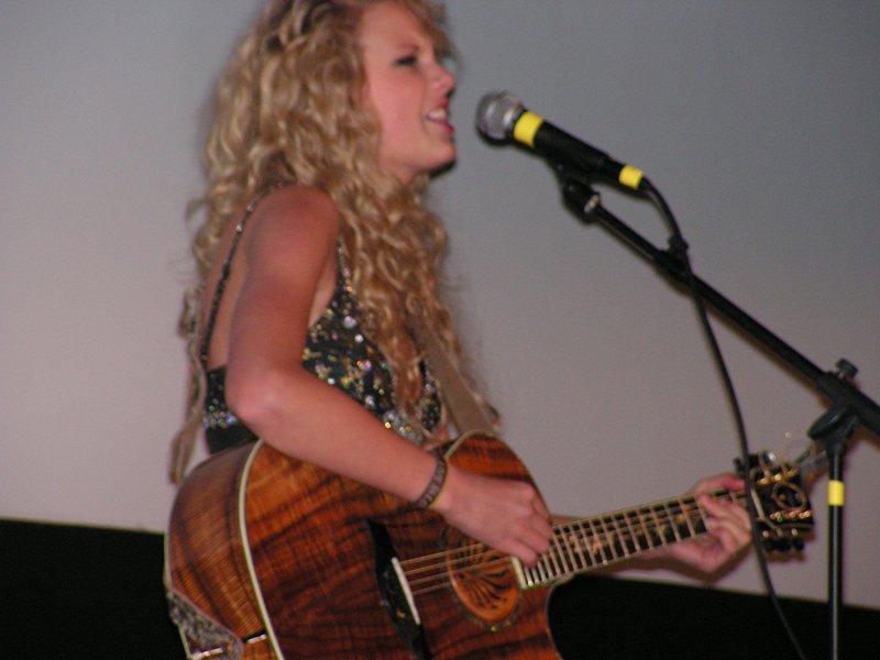 Taylor Swift — WPOR Jingle Jam — photo 4
