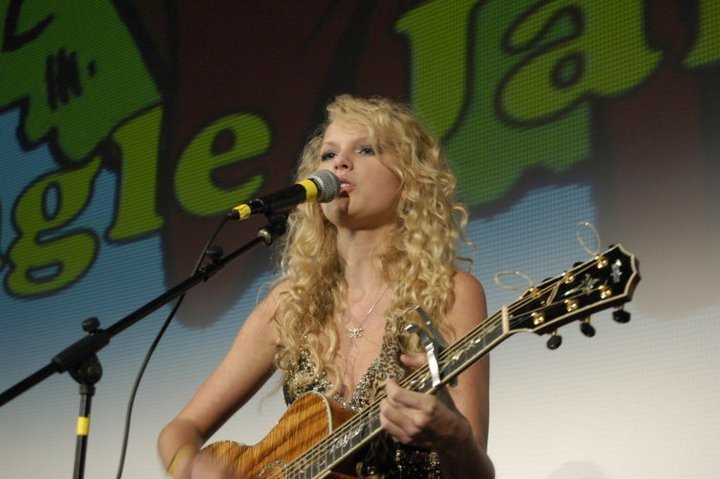 Taylor Swift — WPOR Jingle Jam — photo 12