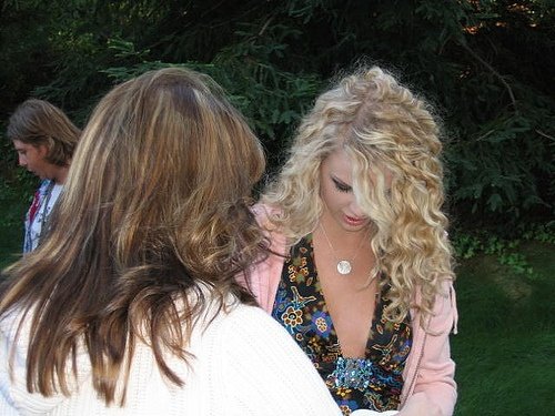 Taylor Swift — @ a Private Garden — photo 3