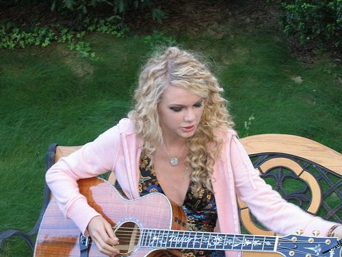 Taylor Swift — @ a Private Garden — photo 4