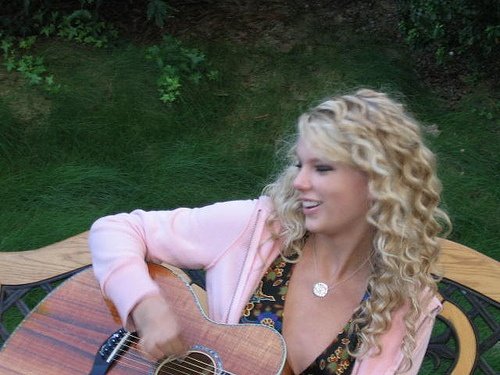 Taylor Swift — @ a Private Garden — photo 5
