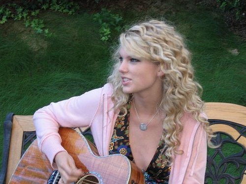 Taylor Swift — @ a Private Garden — photo 6