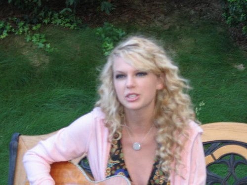 Taylor Swift — @ a Private Garden — photo 7