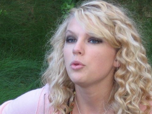 Taylor Swift — @ a Private Garden — photo 8