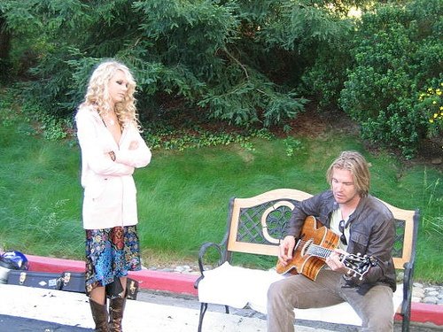 Taylor Swift — @ a Private Garden — photo 9