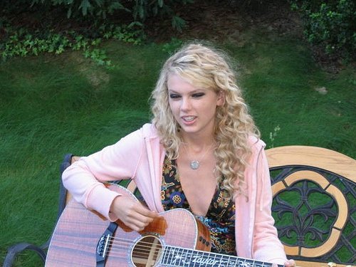 Taylor Swift — @ a Private Garden — photo 10
