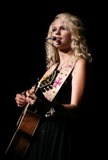 Taylor Swift — @ Bethel NY — photo 3