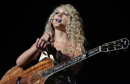 Taylor Swift — @ Chula Vista, CA — photo 2