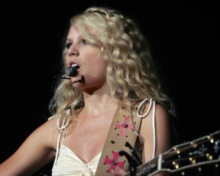Taylor Swift — @ Chula Vista, CA — photo 3