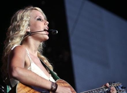 Taylor Swift — @ Chula Vista, CA — photo 8
