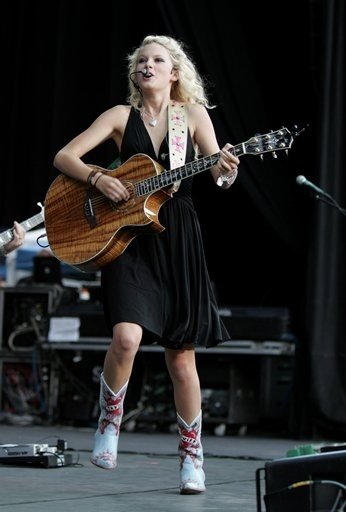 Taylor Swift — @ Costa Mesa CA — photo 4