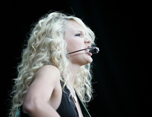 Taylor Swift — @ Costa Mesa CA — photo 10