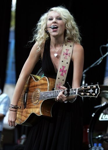 Taylor Swift — @ Costa Mesa CA — photo 21