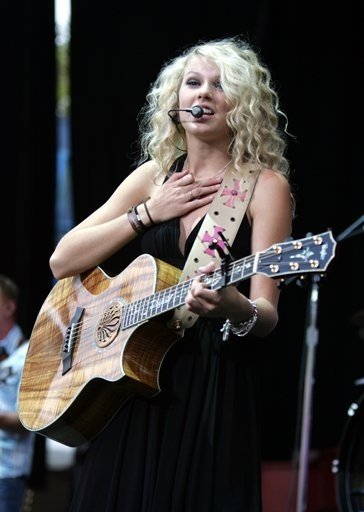 Taylor Swift — @ Costa Mesa CA — photo 24