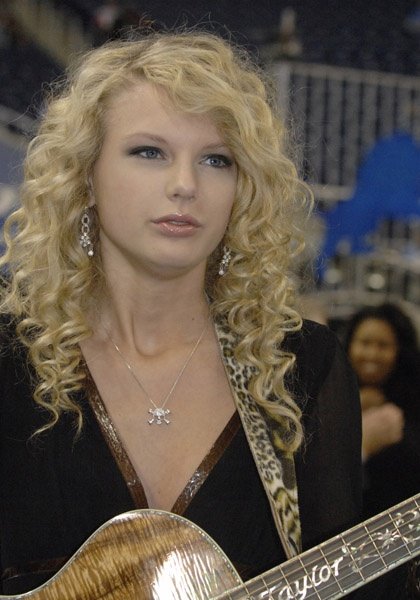 Taylor Swift — Detroit Lions Game on Thanksgiving Day — photo 2